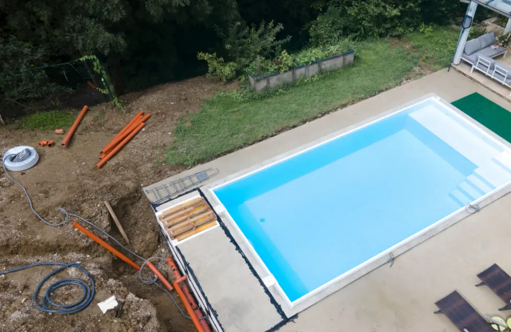 installation piscine coque terre argileuse